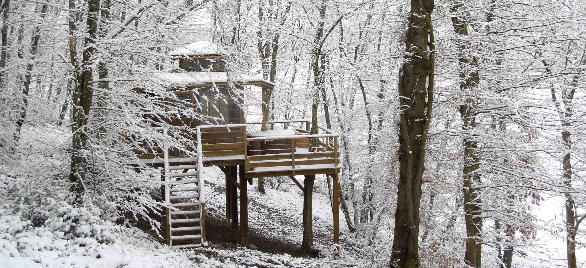cabane dans la neige